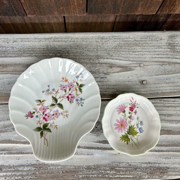 Floral Shell-Shaped Porcelain and Bone China French and English Plate Set - Picture 3 of 9